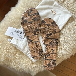 Tkees sandals size 9